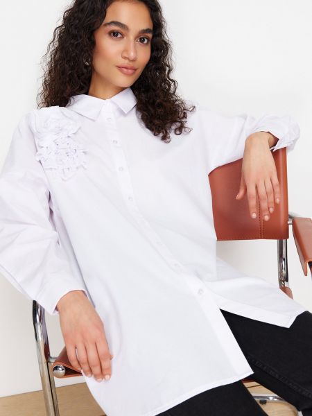 Kvetinová bavlnená košeľa s aplikáciou Trendyol biela