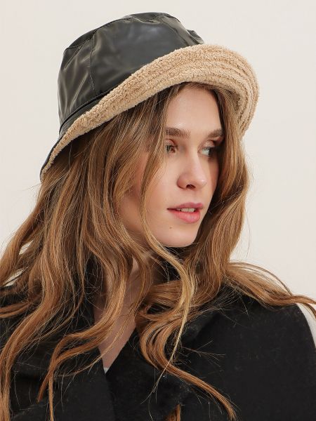 Двустранна кожена шапка от лакирана кожа Trend Alaçatı Stili