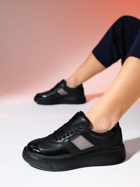 Ниски обувки Luvishoes черно