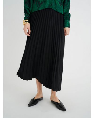 Priliehavá plisovaná sukňa Inwear - čierna