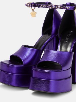Kožené sandále na platforme Versace fialová
