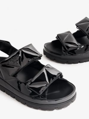 Лаковые кожаные сандалии Prada черные