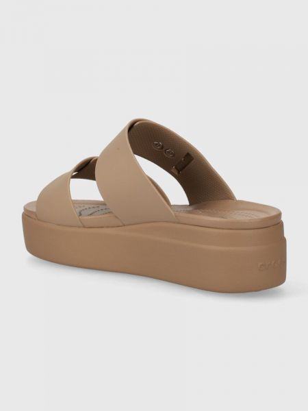 Papuci cu platformă cu pană Crocs maro