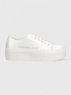 Satynowe sneakersy Calvin Klein Jeans białe