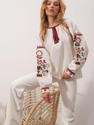 Lina blūze ar izšuvumiem ar šņorēm Trend Alaçatı Stili balts