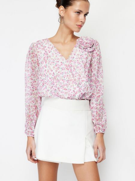 Pletena bluza iz šifona s cvetličnim vzorcem Trendyol roza