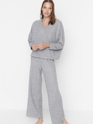 Pijamale tricotate cu decolteu în v Trendyol gri