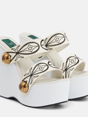 Iš natūralios odos siuvinėtos sandalai ant pleištinio kulniuko Pucci balta