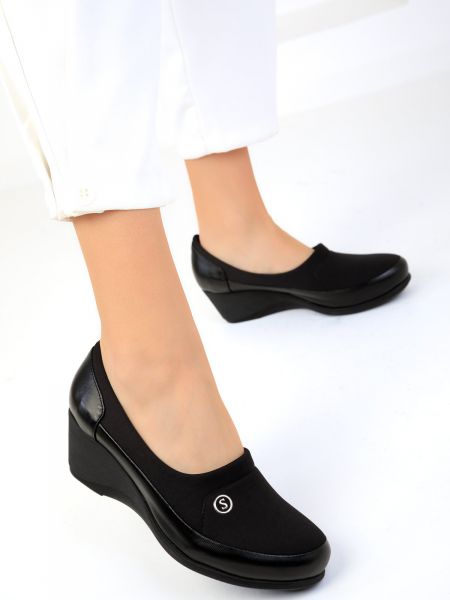 Ниски обувки с ток с клин ток Soho черно