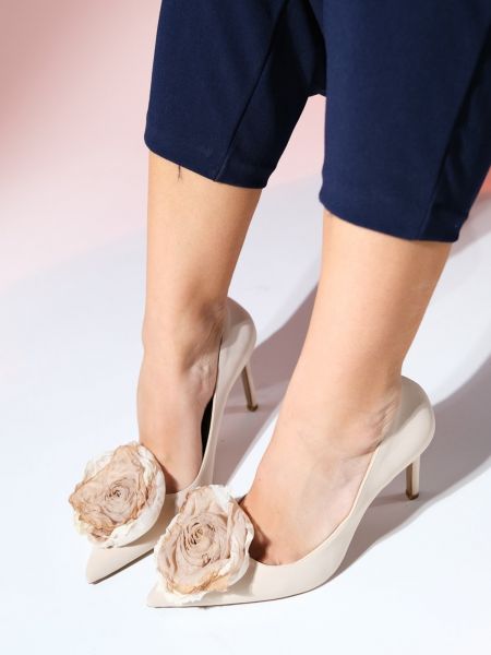 Ниски обувки с ток на цветя Luvishoes бежово