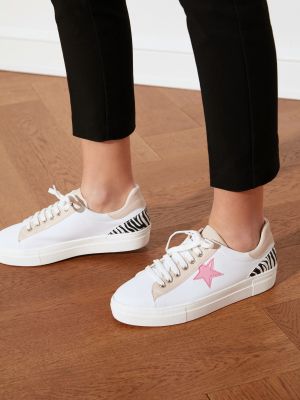 Sneakersy w gwiazdy Trendyol