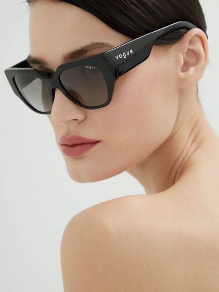 Черные очки солнцезащитные Vogue