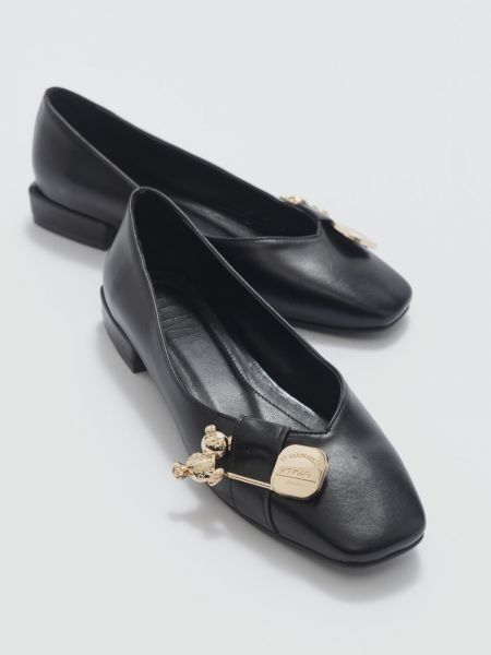 Ниски обувки без ток с катарама Luvishoes черно