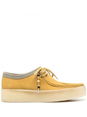Велурени ниски обувки с мъниста Clarks Originals жълто