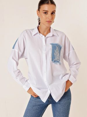 Flitrovaná rifľová košeľa s výšivkou s vreckami By Saygı biela