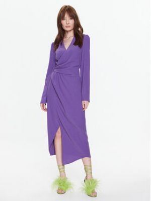 Priliehavé šaty Silvian Heach fialová