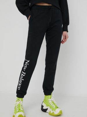 New Balance melegítőnadrág WP21508BK fekete, női, nyomott mintás