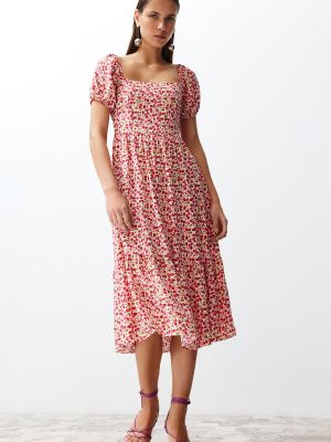 Sukienka midi w kwiatki pleciona Trendyol różowa