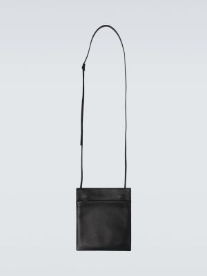 Usnjena crossbody torbica z žepi The Row črna