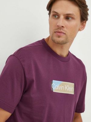 Памучна тениска с дълъг ръкав с принт Calvin Klein виолетово
