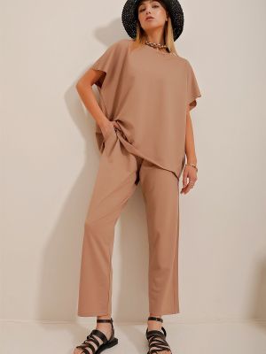 Garnitur Trend Alaçatı Stili brązowy