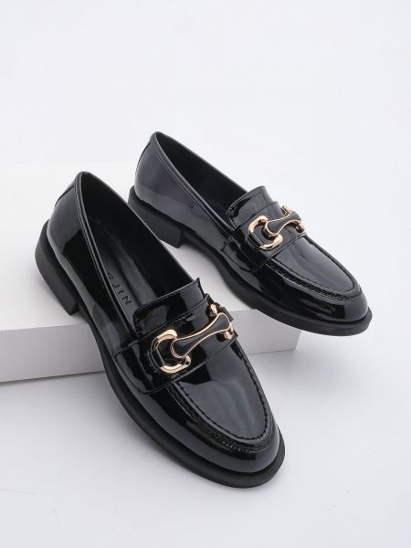 Lakirane usnjene nizki čevlji z zaponko Marjin črna