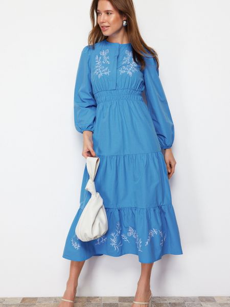 Pletené šaty s výšivkou Trendyol modrá