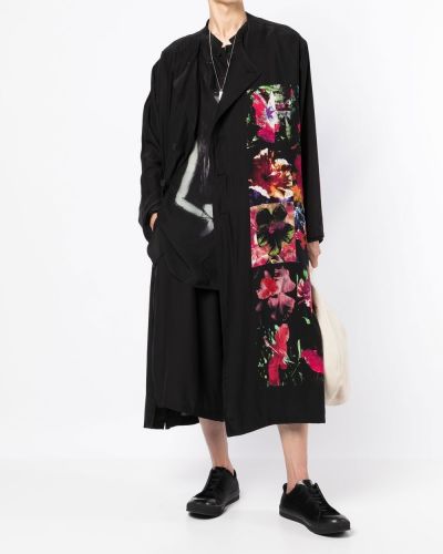 Jedwabny płaszcz w kwiatki z nadrukiem Yohji Yamamoto czarny