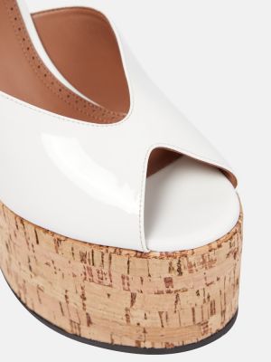 Lakierowane sandały skórzane na koturnie Alaã¯a białe