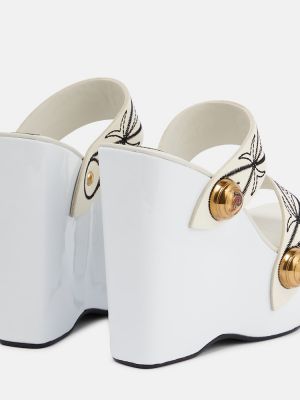 Kožené sandály s výšivkou na klínovém podpatku Pucci bílé