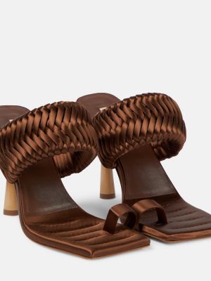 Satynowe sandały Gia Borghini brązowe