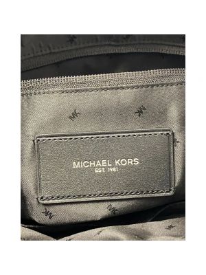 Bolso clutch de cuero con estampado Michael Kors negro