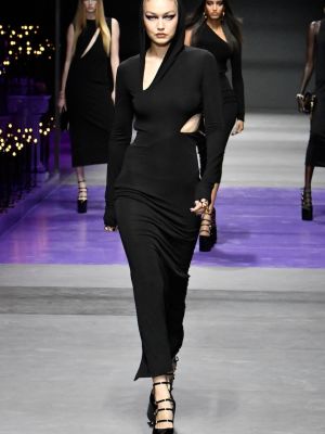 Džersis maksi suknelė su gobtuvu Versace juoda