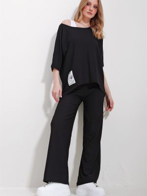 Kalhoty s lodičkovým výstřihem Trend Alaçatı Stili černé