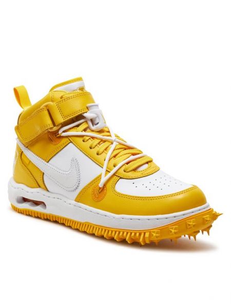 Ниски обувки Nike жълто