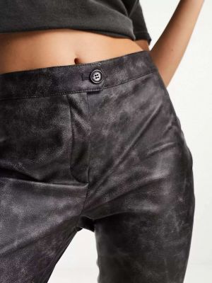 Кожаные брюки с потертостями из искусственной кожи Monki черные