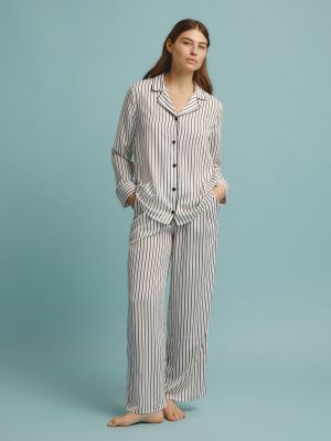 Pijama de raso a rayas con estampado énfasis