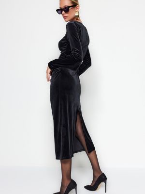 Černé plisované sametové přiléhavé dlouhé šaty Trendyol