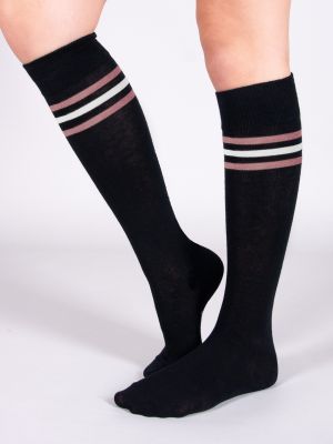 Памучни чорапи под коляното Yoclub черно