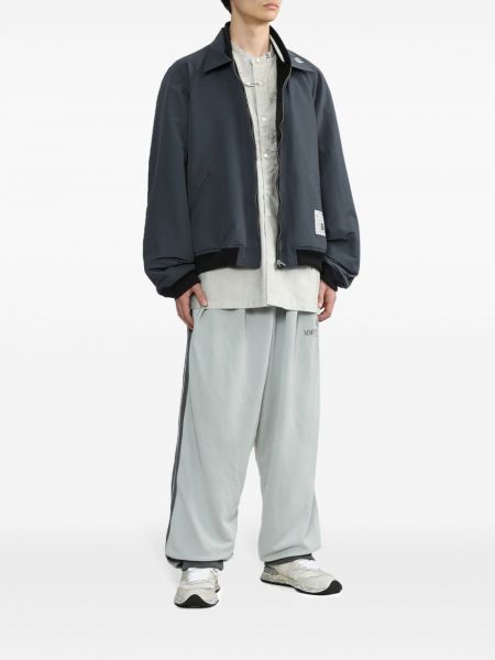 Sportovní kalhoty s výšivkou relaxed fit Maison Mihara Yasuhiro šedé