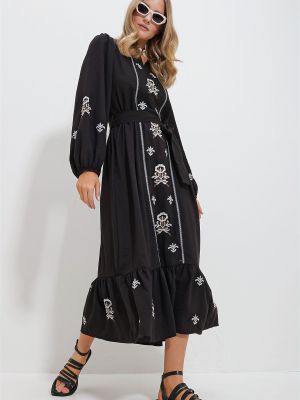 Dlouhé šaty s výšivkou Trend Alaçatı Stili čierna