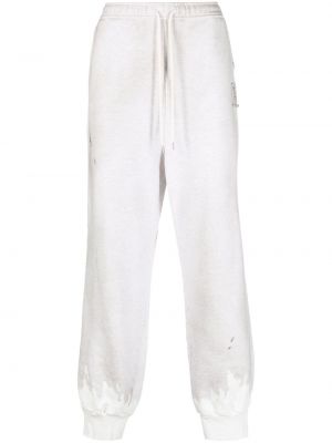 Sportovní kalhoty s oděrkami Maison Mihara Yasuhiro bílé