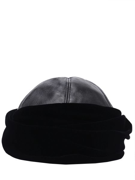 Черная шапка Giorgio Armani