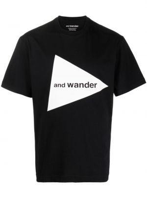 T-shirt con stampa And Wander