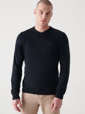 Vlnený priliehavý sveter s výstrihom do v Avva čierna
