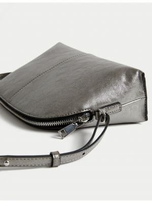 Kožená taška přes rameno Marks & Spencer stříbrná