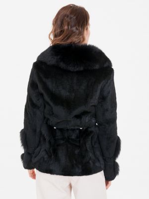 Černý kabát Kara