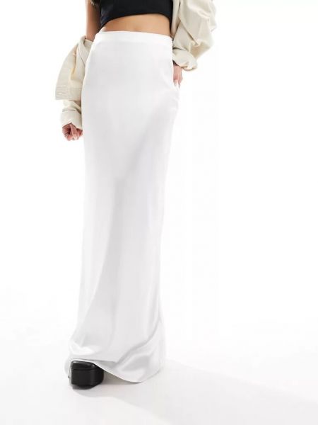 Атласная длинная юбка In The Style белая