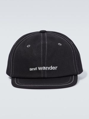 Bombažna kapa s šiltom And Wander črna