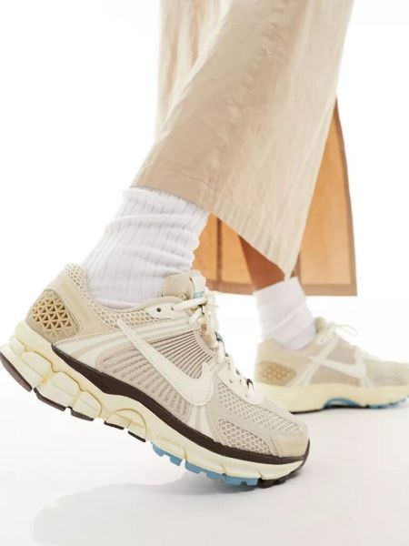 Кроссовки Nike Vomero бежевые